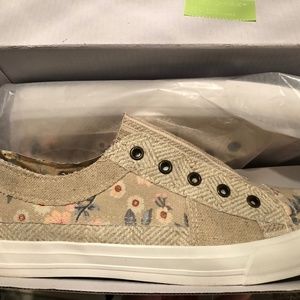 Gypsy Jazz floral slip ons